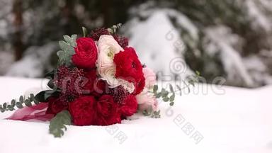 在常绿的森林里，<strong>婚礼</strong>上放着<strong>红白</strong>相间的鲜花。 近景和宏观视野中的嫩玫瑰